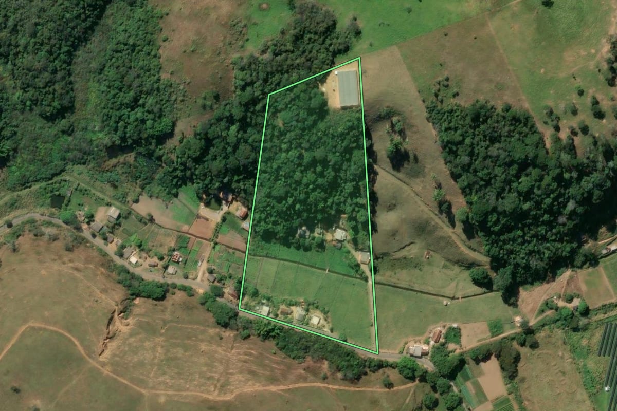 Imagem de satélite do imóvel rural em Vassouras (RJ), com o contorno declarado no CAR desenhado por cima.