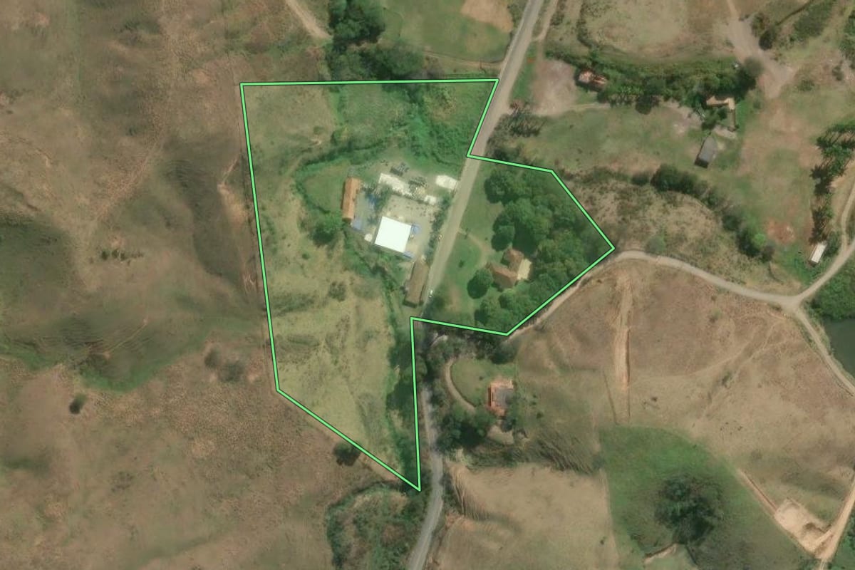 Imagem de satélite do imóvel rural em Volta Redonda (RJ), com o contorno declarado no CAR desenhado por cima.