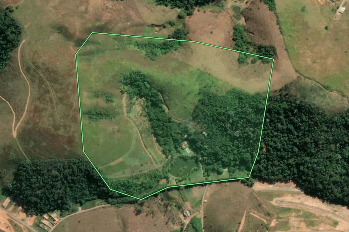 Imagem de satélite do imóvel rural em Volta Redonda (RJ), com o contorno declarado no CAR desenhado por cima.