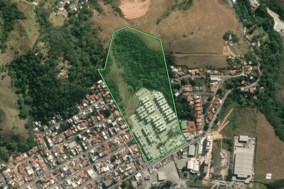 Imagem de satélite do imóvel rural em Volta Redonda (RJ), com o contorno declarado no CAR desenhado por cima.