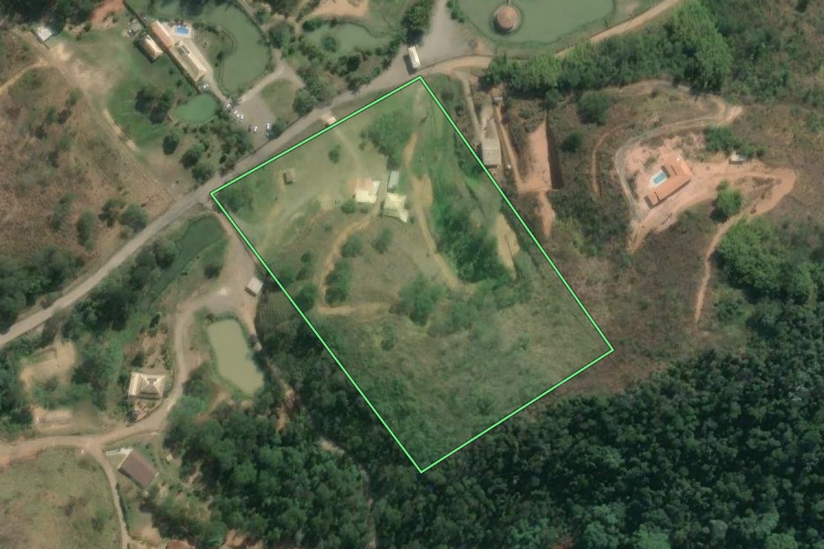 Imagem de satélite do imóvel rural em Volta Redonda (RJ), com o contorno declarado no CAR desenhado por cima.