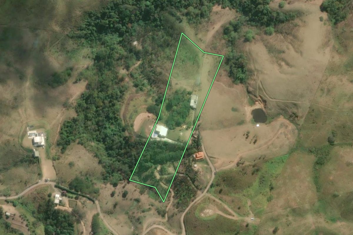 Imagem de satélite do imóvel rural em Volta Redonda (RJ), com o contorno declarado no CAR desenhado por cima.
