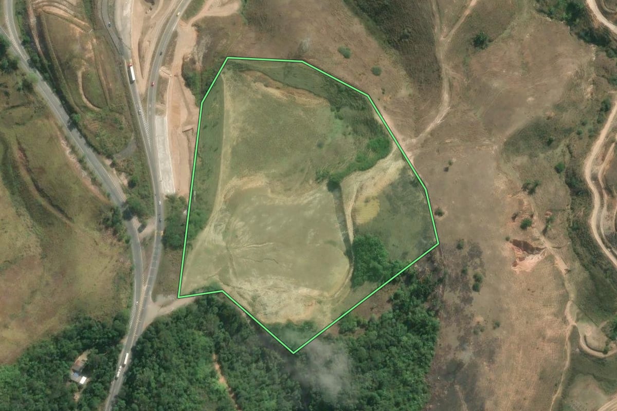 Imagem de satélite do imóvel rural em Volta Redonda (RJ), com o contorno declarado no CAR desenhado por cima.
