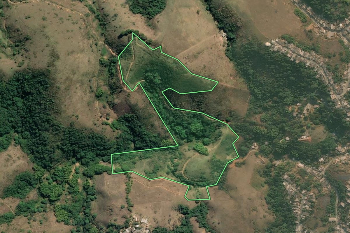 Imagem de satélite do imóvel rural em Volta Redonda (RJ), com o contorno declarado no CAR desenhado por cima.