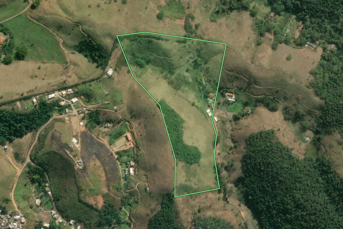 Imagem de satélite do imóvel rural em Volta Redonda (RJ), com o contorno declarado no CAR desenhado por cima.