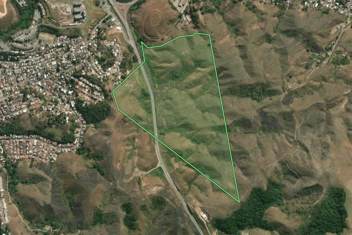 Imagem de satélite do imóvel rural em Volta Redonda (RJ), com o contorno declarado no CAR desenhado por cima.