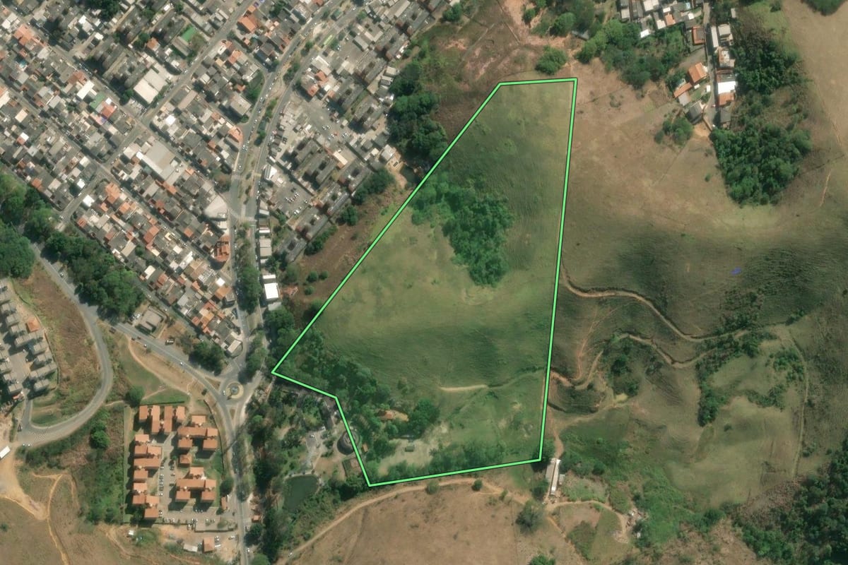 Imagem de satélite do imóvel rural em Volta Redonda (RJ), com o contorno declarado no CAR desenhado por cima.