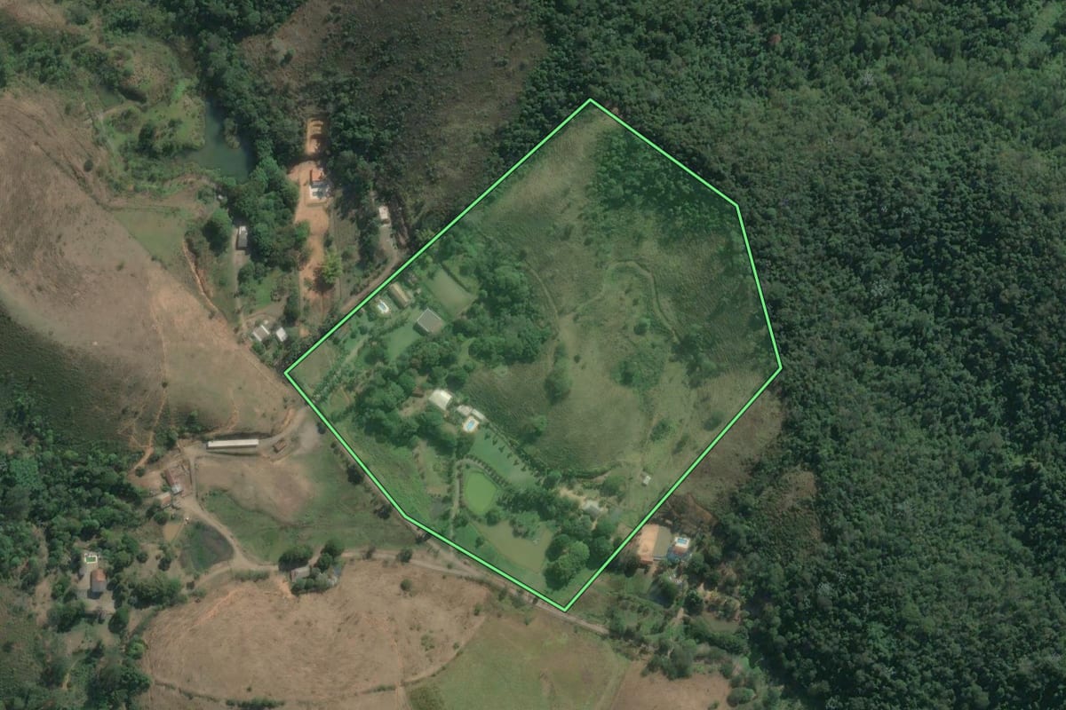 Imagem de satélite do imóvel rural em Volta Redonda (RJ), com o contorno declarado no CAR desenhado por cima.