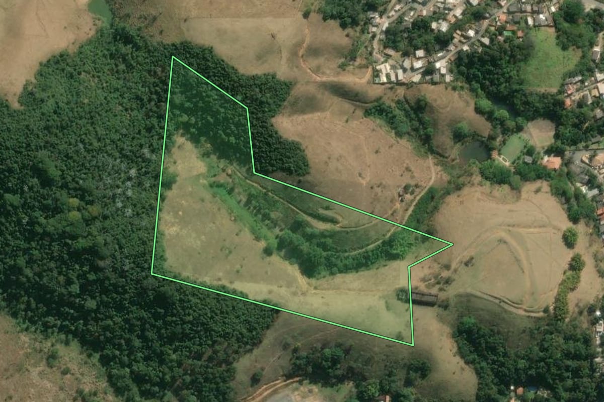 Imagem de satélite do imóvel rural em Volta Redonda (RJ), com o contorno declarado no CAR desenhado por cima.