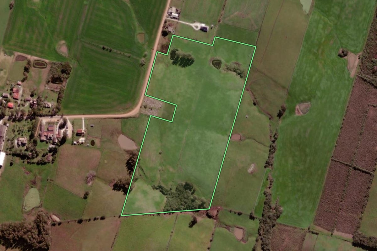 Imagem de satélite do imóvel rural em Aceguá (RS), com o contorno declarado no CAR desenhado por cima.