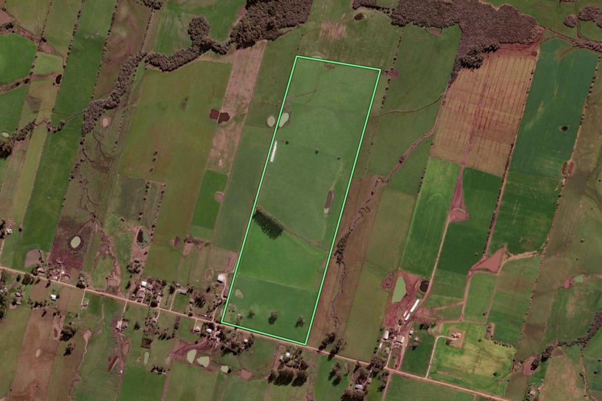 Imagem de satélite do imóvel rural em Aceguá (RS), com o contorno declarado no CAR desenhado por cima.