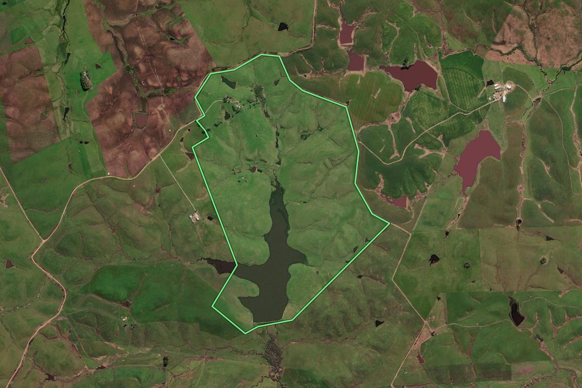 Imagem de satélite do imóvel rural em Aceguá (RS), com o contorno declarado no CAR desenhado por cima.