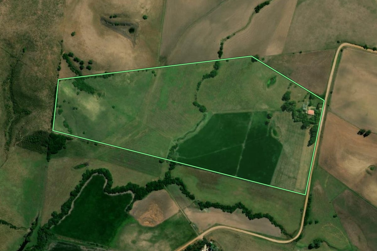 Imagem de satélite do imóvel rural em Aceguá (RS), com o contorno declarado no CAR desenhado por cima.