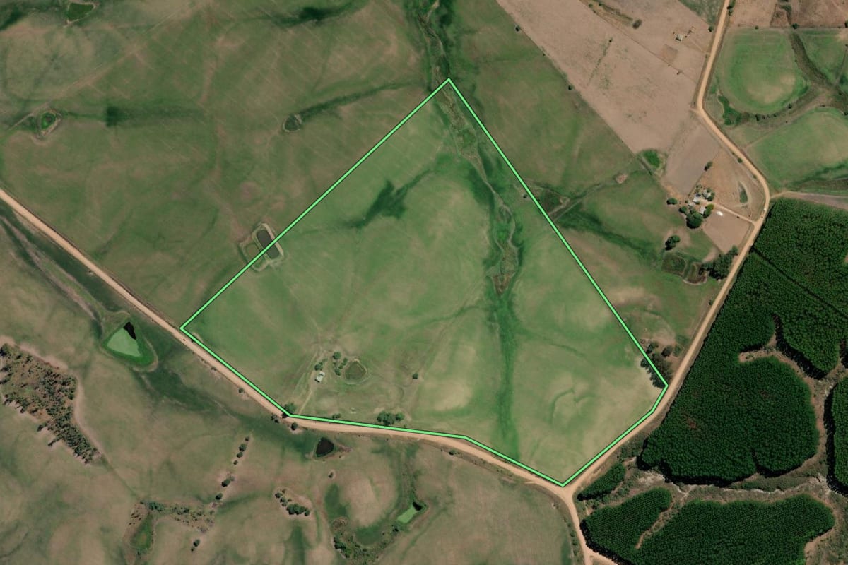 Imagem de satélite do imóvel rural em Aceguá (RS), com o contorno declarado no CAR desenhado por cima.