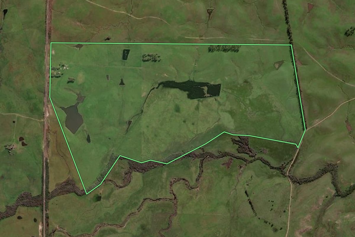 Imagem de satélite do imóvel rural em Aceguá (RS), com o contorno declarado no CAR desenhado por cima.