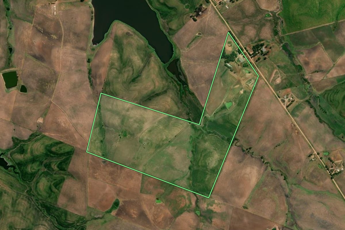 Imagem de satélite do imóvel rural em Aceguá (RS), com o contorno declarado no CAR desenhado por cima.