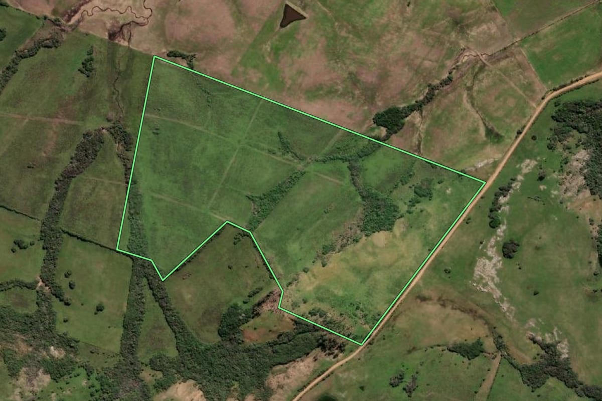 Imagem de satélite do imóvel rural em Aceguá (RS), com o contorno declarado no CAR desenhado por cima.