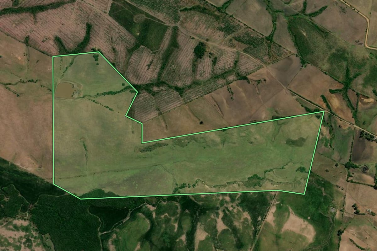 Imagem de satélite do imóvel rural em Aceguá (RS), com o contorno declarado no CAR desenhado por cima.