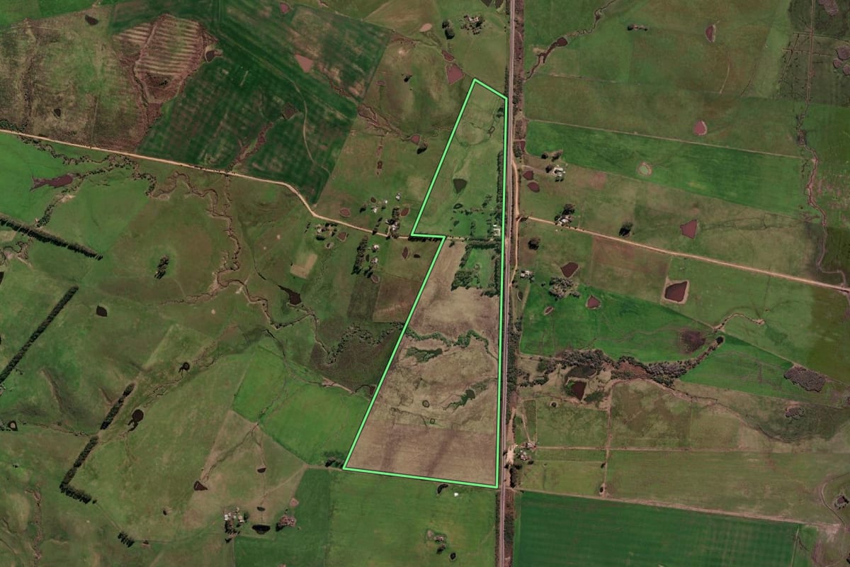 Imagem de satélite do imóvel rural em Aceguá (RS), com o contorno declarado no CAR desenhado por cima.