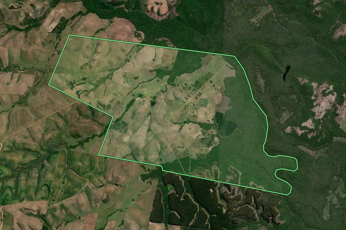 Imagem de satélite do imóvel rural em Aceguá (RS), com o contorno declarado no CAR desenhado por cima.