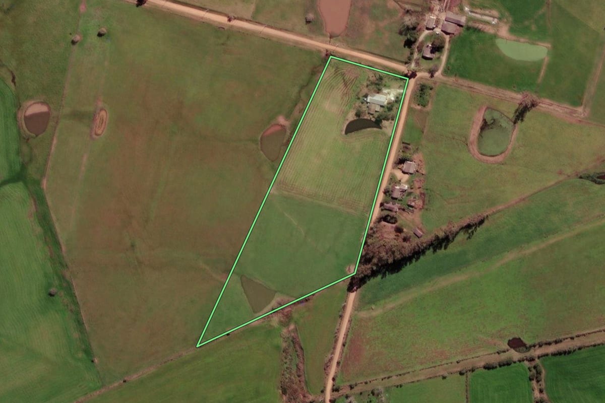 Imagem de satélite do imóvel rural em Aceguá (RS), com o contorno declarado no CAR desenhado por cima.