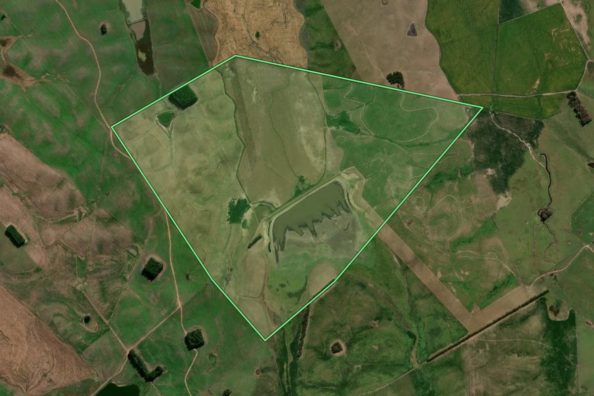 Imagem de satélite do imóvel rural em Aceguá (RS), com o contorno declarado no CAR desenhado por cima.