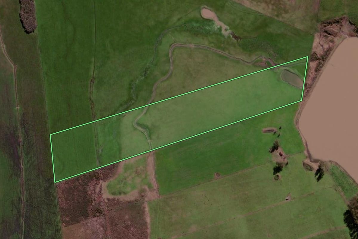 Imagem de satélite do imóvel rural em Aceguá (RS), com o contorno declarado no CAR desenhado por cima.