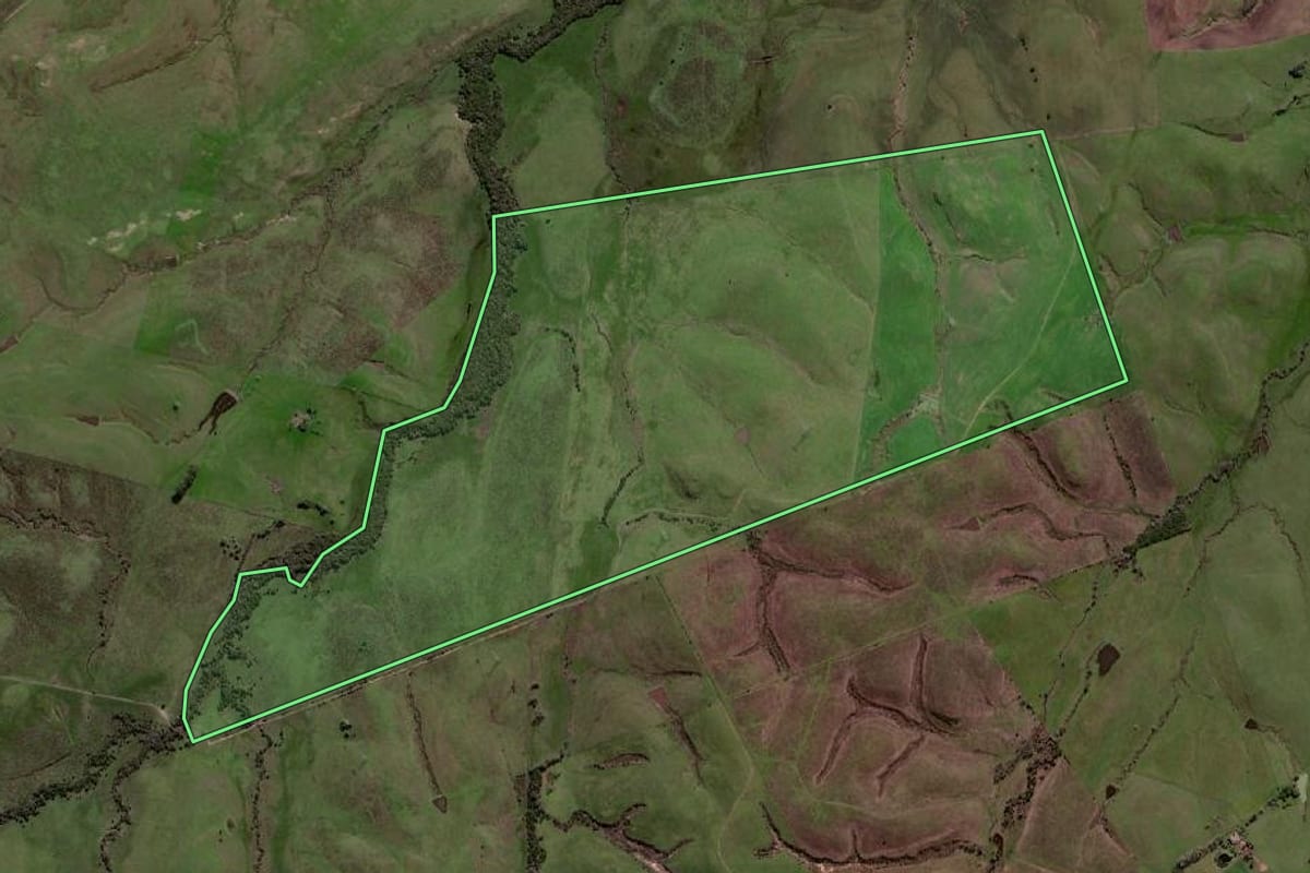 Imagem de satélite do imóvel rural em Aceguá (RS), com o contorno declarado no CAR desenhado por cima.