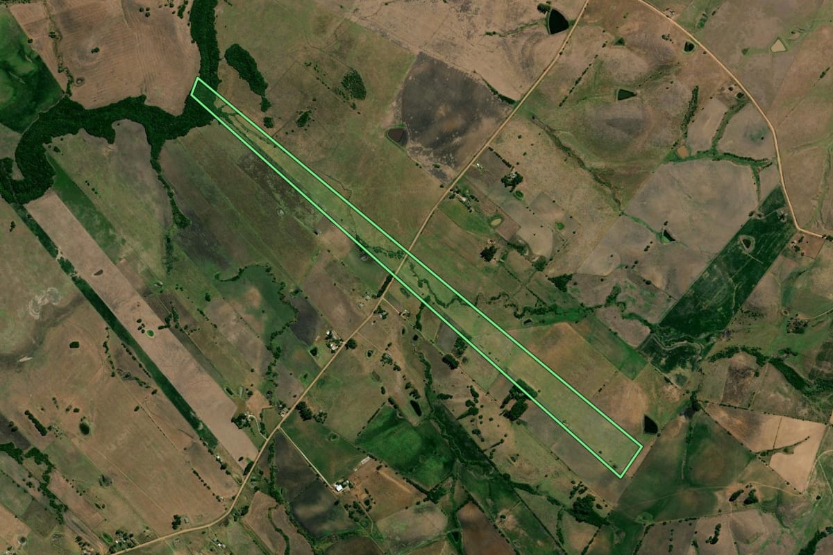 Imagem de satélite do imóvel rural em Aceguá (RS), com o contorno declarado no CAR desenhado por cima.