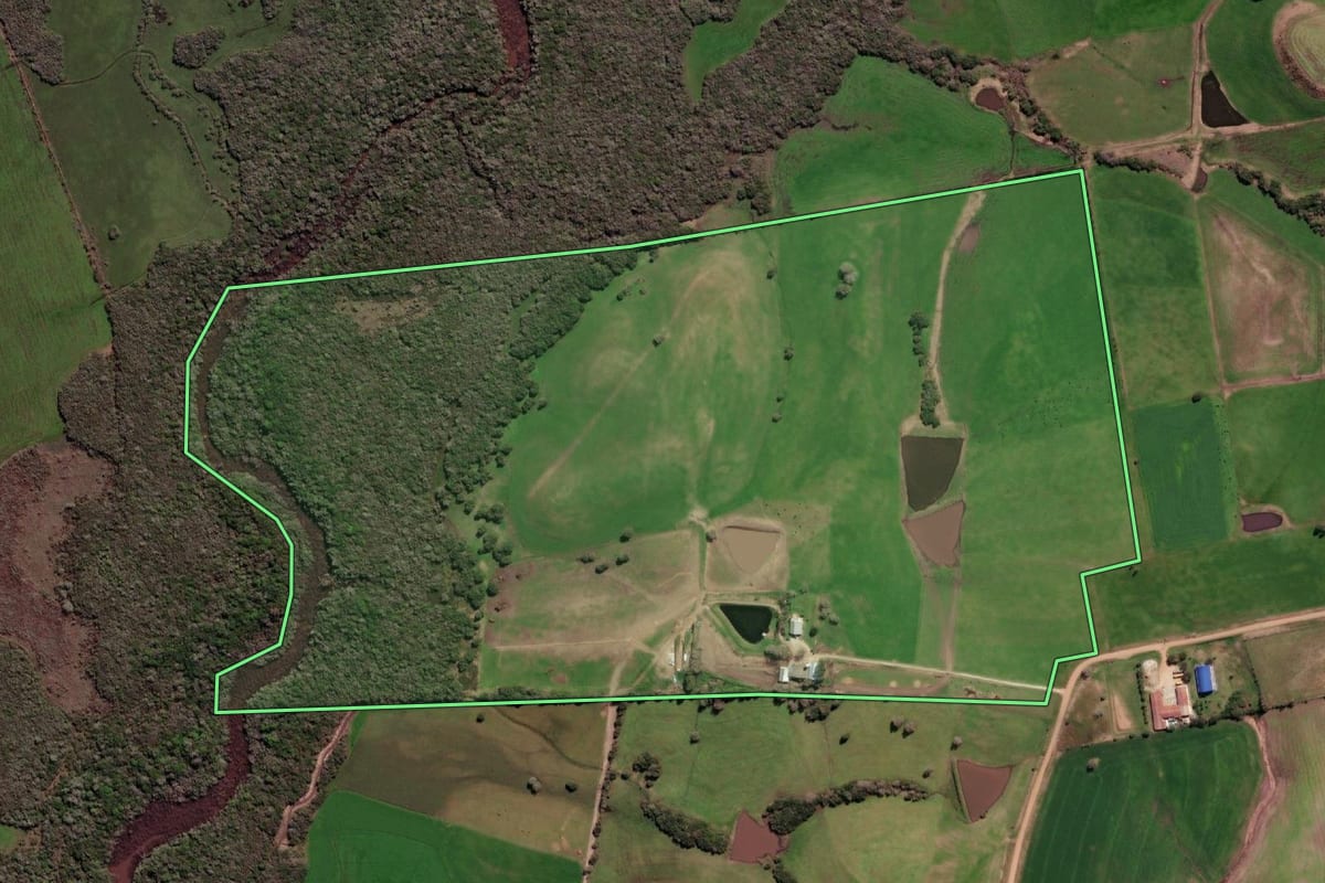 Imagem de satélite do imóvel rural em Aceguá (RS), com o contorno declarado no CAR desenhado por cima.