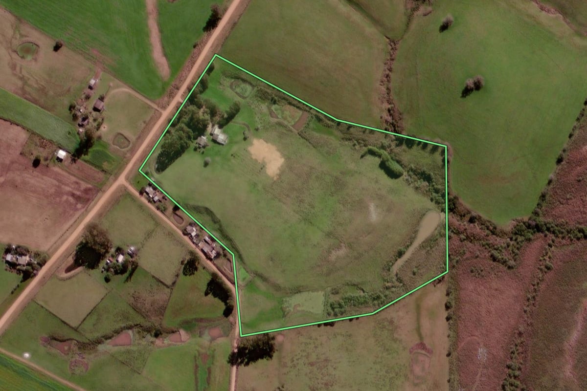 Imagem de satélite do imóvel rural em Aceguá (RS), com o contorno declarado no CAR desenhado por cima.