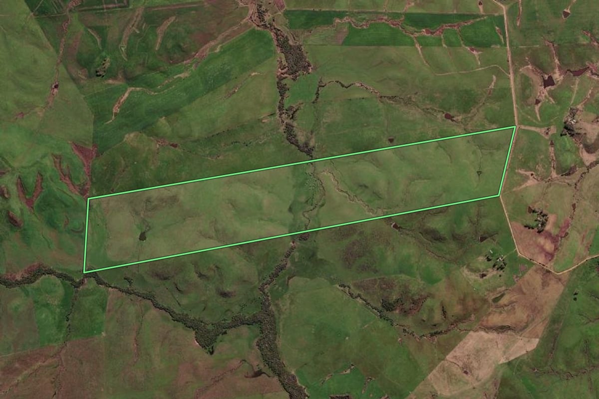 Imagem de satélite do imóvel rural em Aceguá (RS), com o contorno declarado no CAR desenhado por cima.