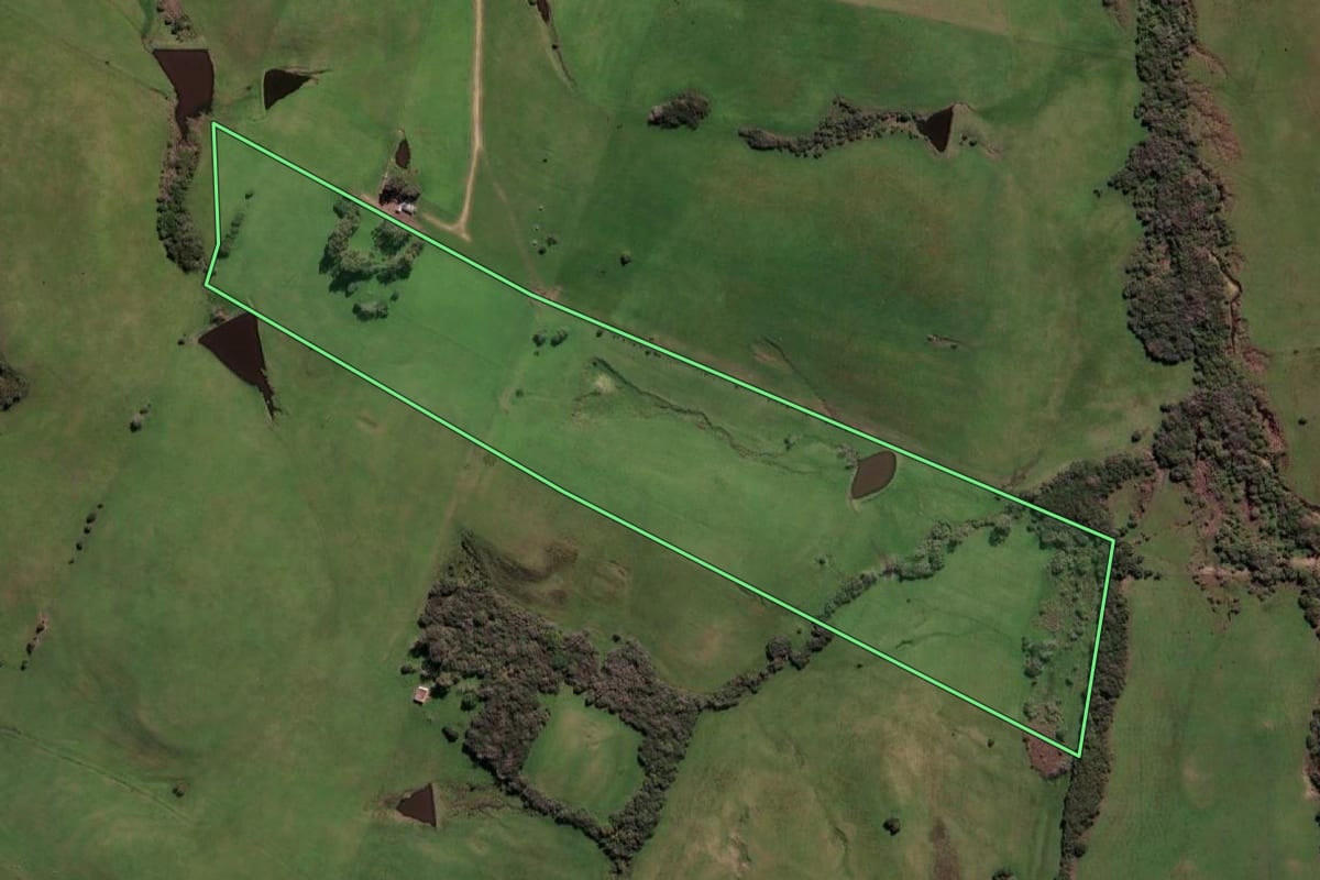 Imagem de satélite do imóvel rural em Aceguá (RS), com o contorno declarado no CAR desenhado por cima.