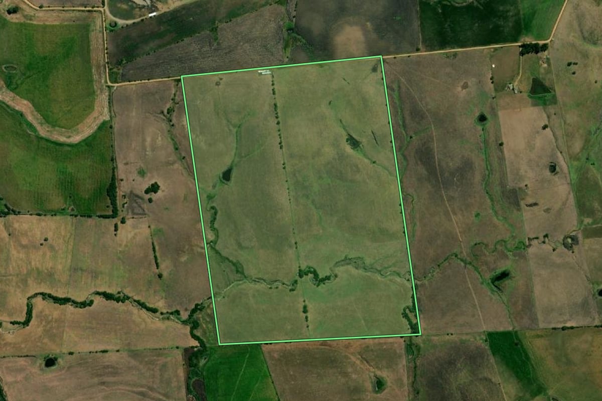 Imagem de satélite do imóvel rural em Aceguá (RS), com o contorno declarado no CAR desenhado por cima.