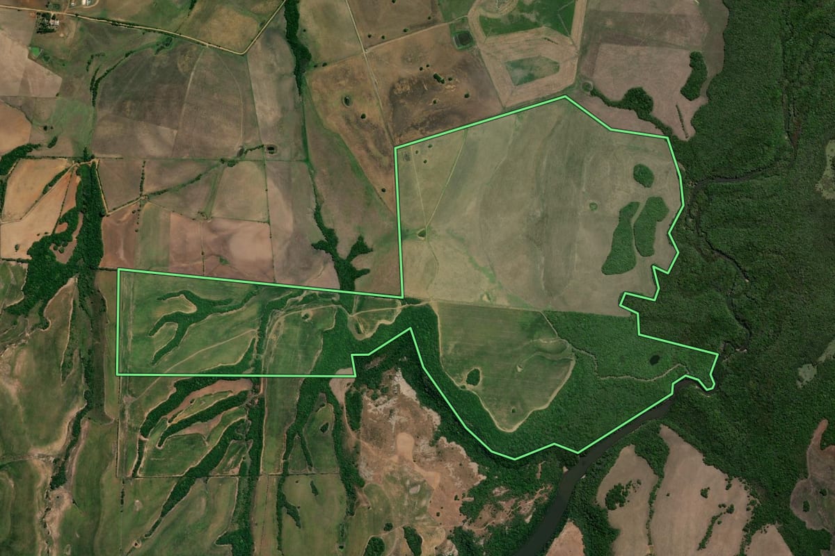 Imagem de satélite do imóvel rural em Aceguá (RS), com o contorno declarado no CAR desenhado por cima.