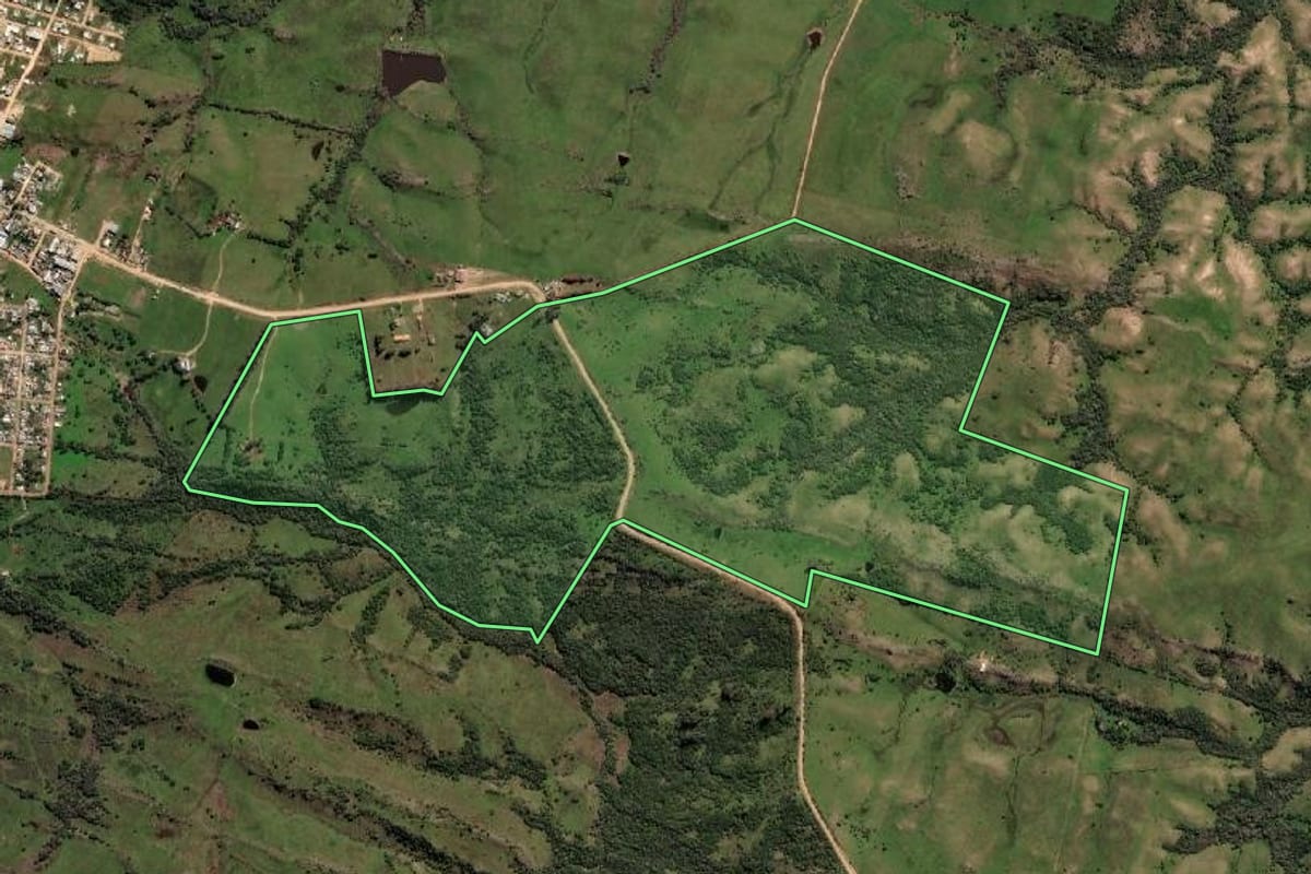 Imagem de satélite do imóvel rural em Aceguá (RS), com o contorno declarado no CAR desenhado por cima.