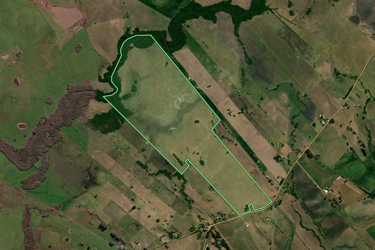 Imagem de satélite do imóvel rural em Aceguá (RS), com o contorno declarado no CAR desenhado por cima.