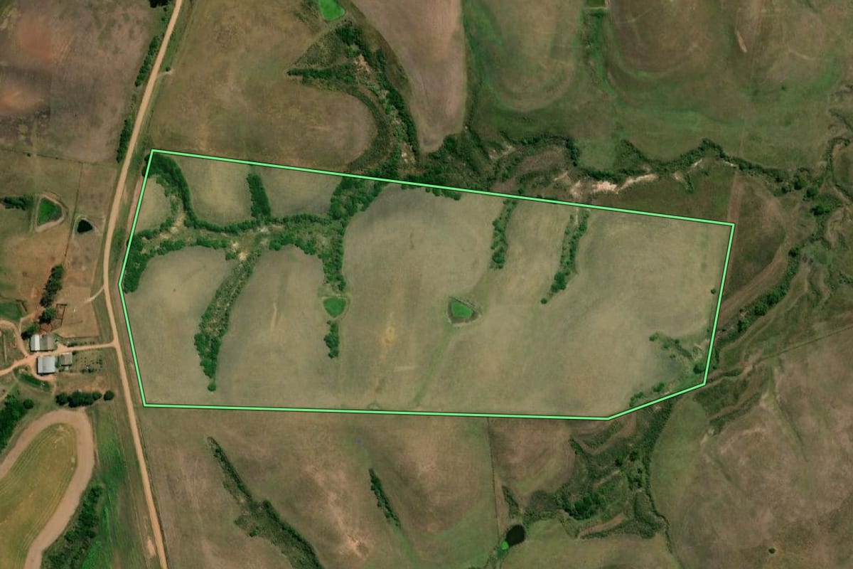 Imagem de satélite do imóvel rural em Aceguá (RS), com o contorno declarado no CAR desenhado por cima.