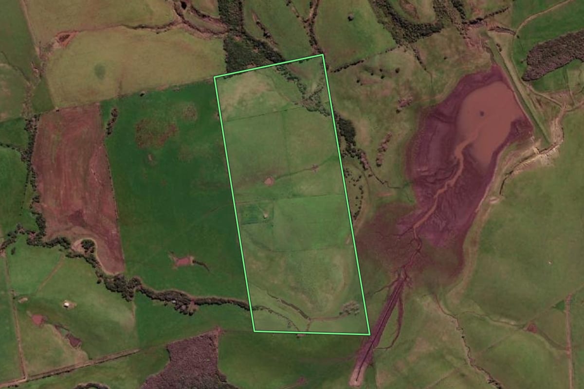Imagem de satélite do imóvel rural em Aceguá (RS), com o contorno declarado no CAR desenhado por cima.