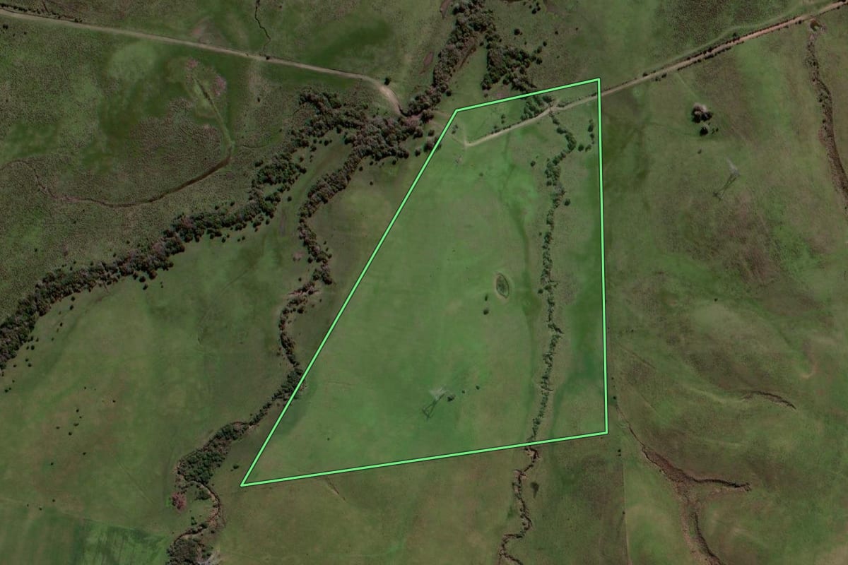 Imagem de satélite do imóvel rural em Aceguá (RS), com o contorno declarado no CAR desenhado por cima.
