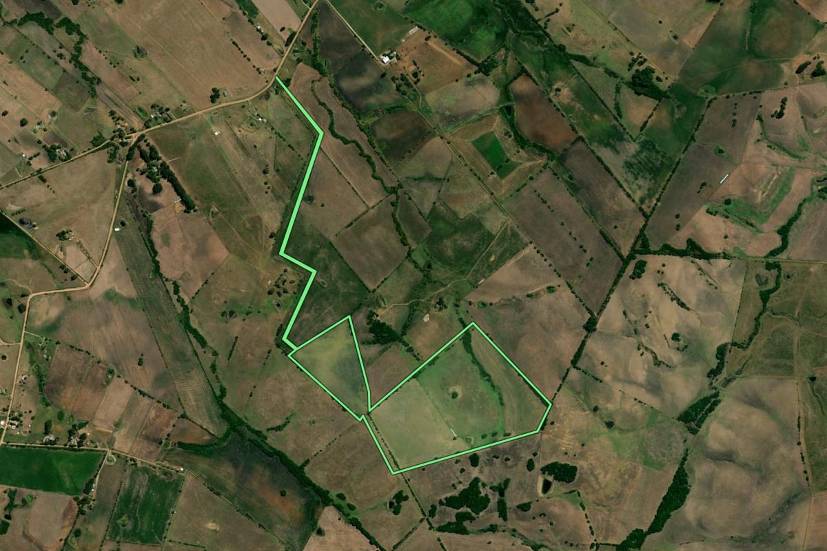 Imagem de satélite do imóvel rural em Aceguá (RS), com o contorno declarado no CAR desenhado por cima.