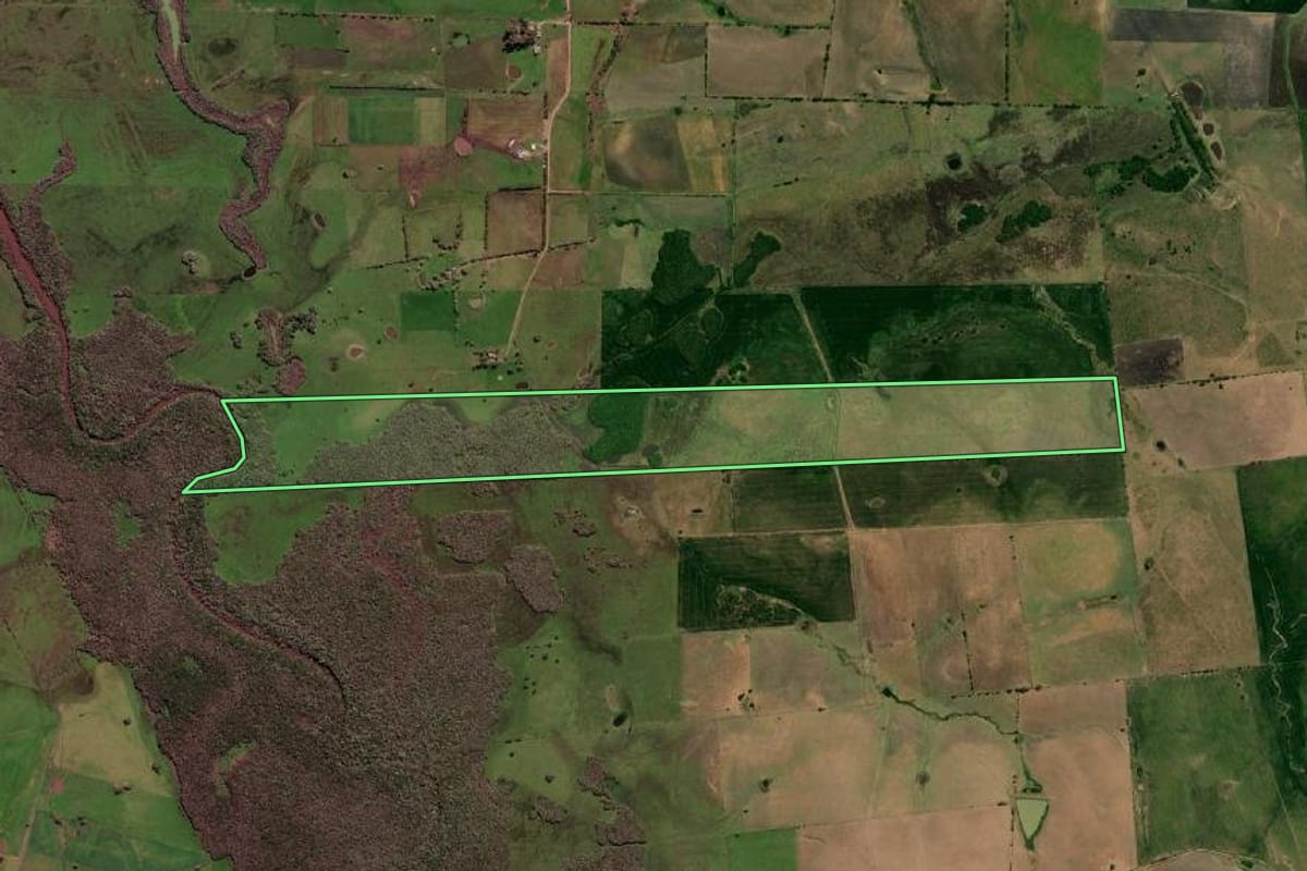 Imagem de satélite do imóvel rural em Aceguá (RS), com o contorno declarado no CAR desenhado por cima.