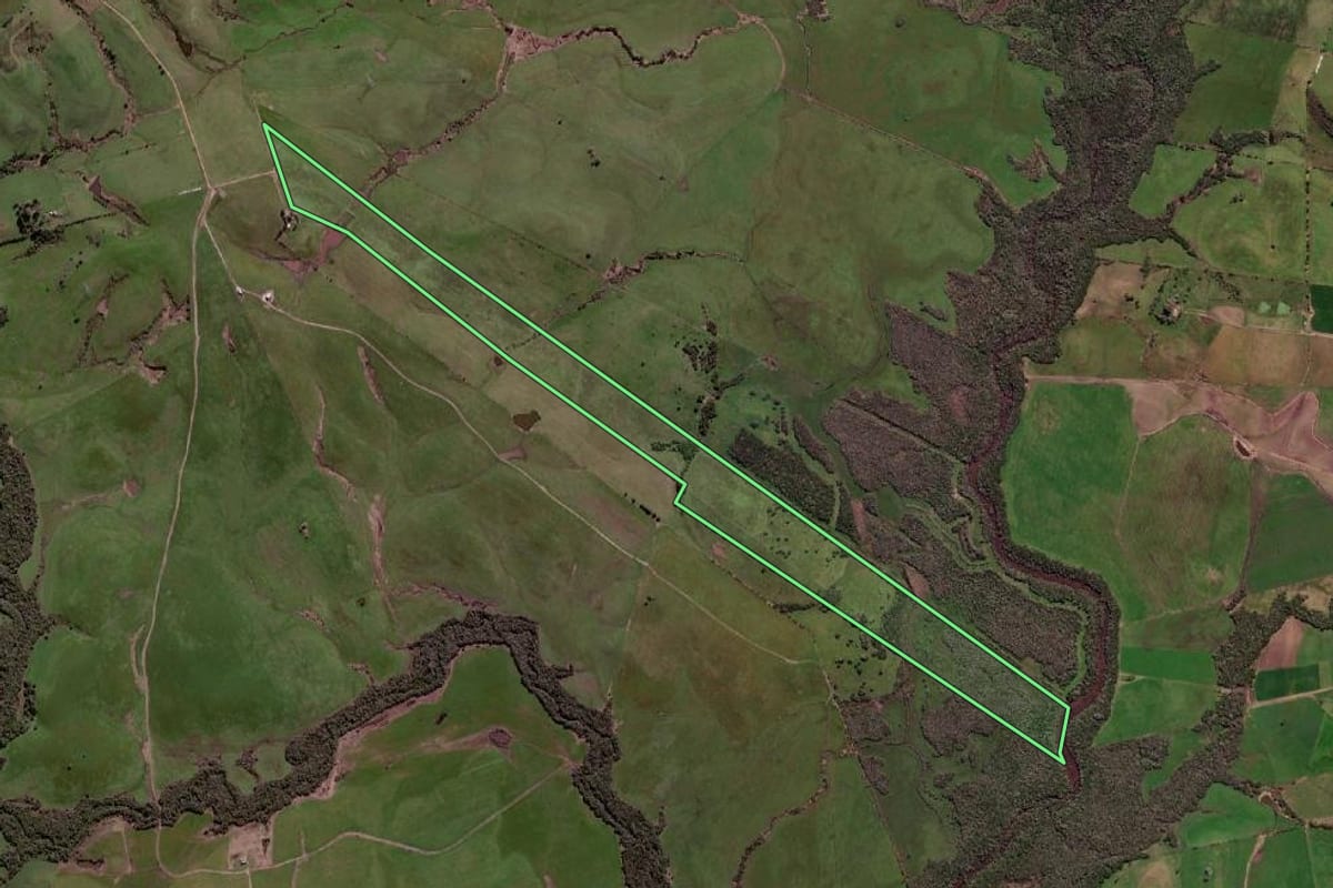 Imagem de satélite do imóvel rural em Aceguá (RS), com o contorno declarado no CAR desenhado por cima.