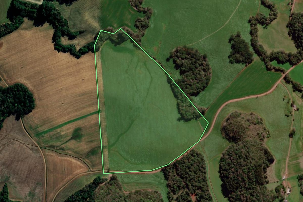 Imagem de satélite do imóvel rural em Água Santa (RS), com o contorno declarado no CAR desenhado por cima.