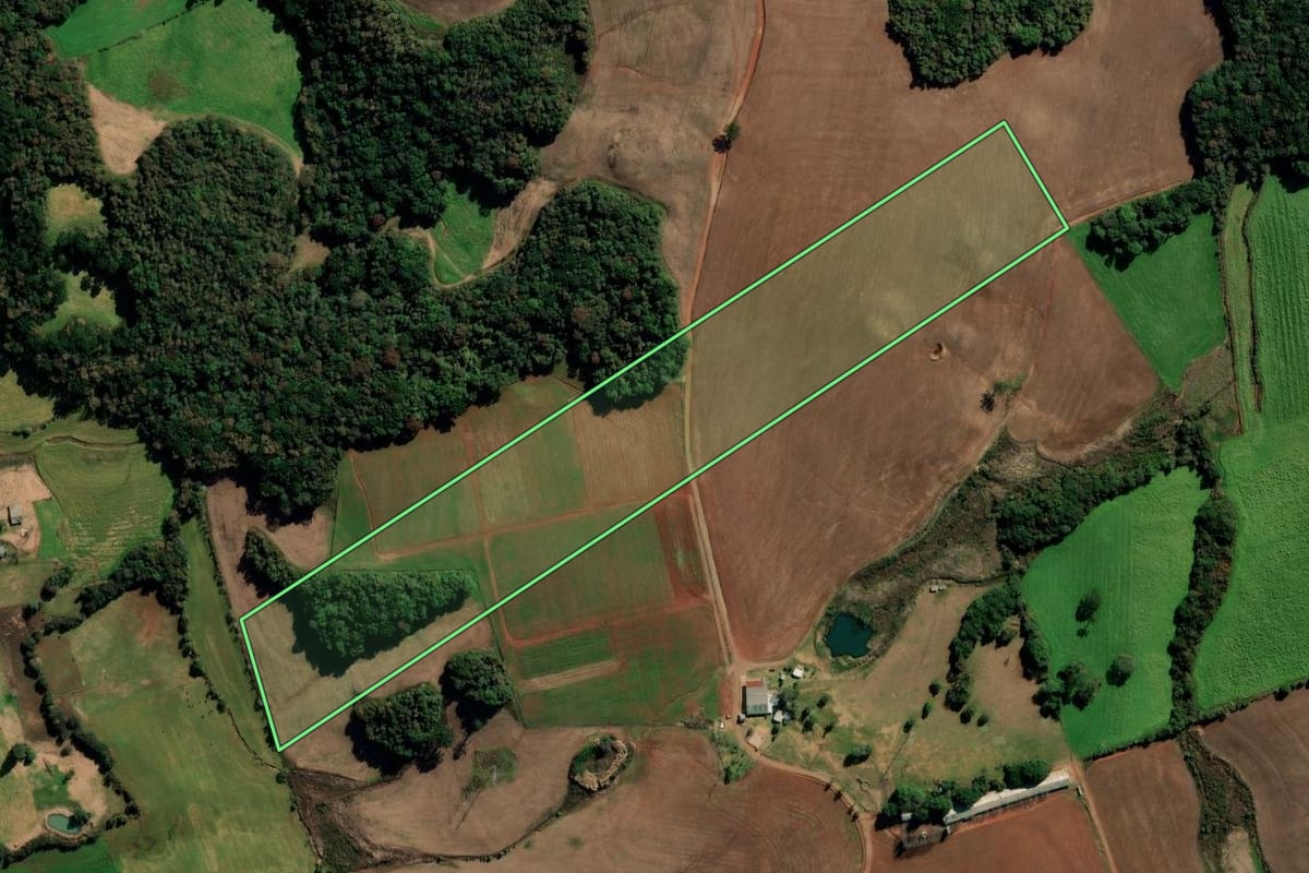 Imagem de satélite do imóvel rural em Água Santa (RS), com o contorno declarado no CAR desenhado por cima.