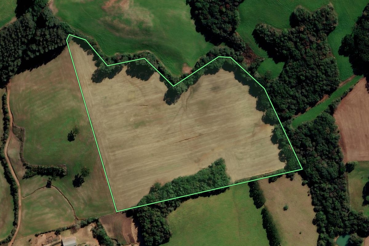 Imagem de satélite do imóvel rural em Água Santa (RS), com o contorno declarado no CAR desenhado por cima.