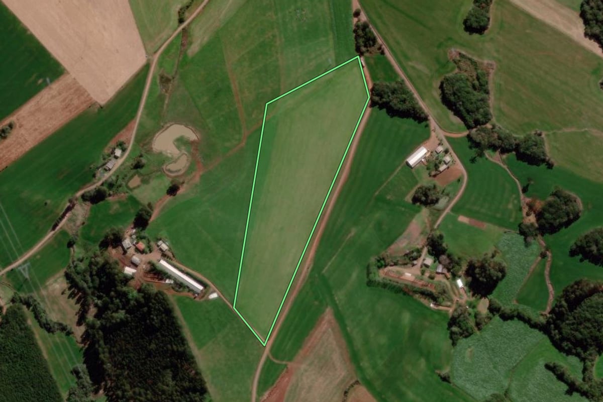 Imagem de satélite do imóvel rural em Água Santa (RS), com o contorno declarado no CAR desenhado por cima.