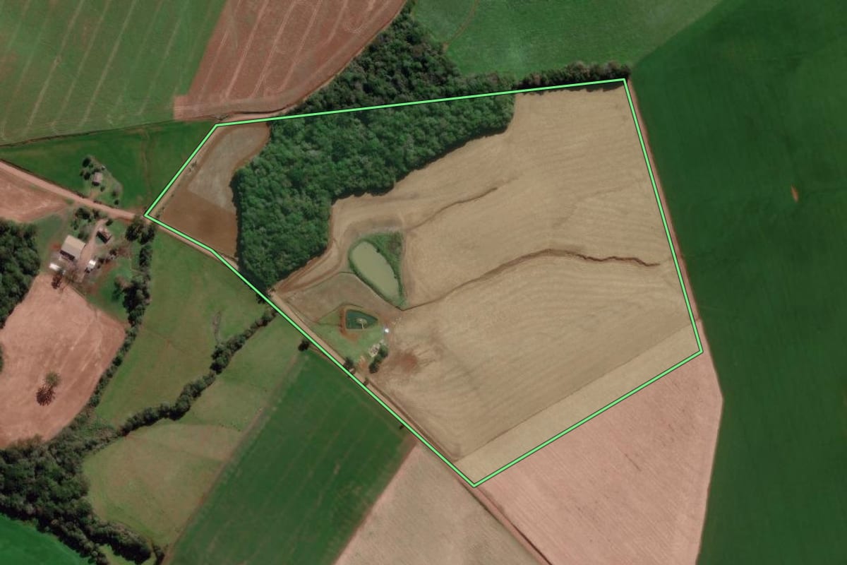 Imagem de satélite do imóvel rural em Água Santa (RS), com o contorno declarado no CAR desenhado por cima.