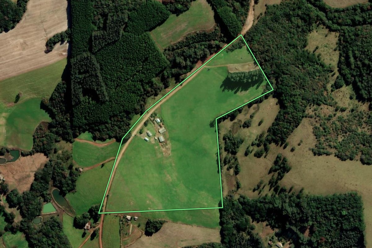 Imagem de satélite do imóvel rural em Água Santa (RS), com o contorno declarado no CAR desenhado por cima.