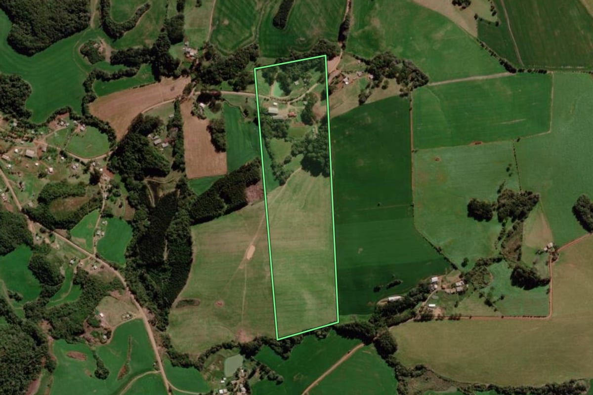Imagem de satélite do imóvel rural em Água Santa (RS), com o contorno declarado no CAR desenhado por cima.
